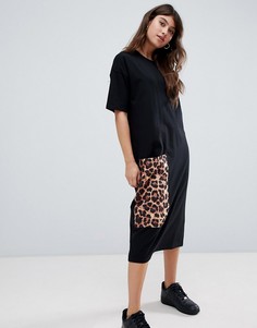 Платье-футболка миди с леопардовым принтом на кармане ASOS DESIGN - Черный