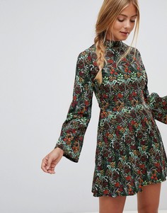 Свободное платье с принтом и рукавами клеш QED London - Черный