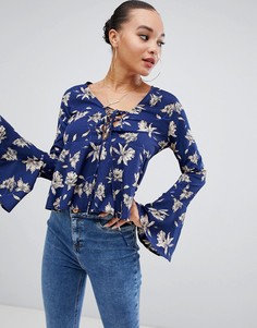 Блузка с цветочным принтом и рукавами клеш Boohoo - Синий