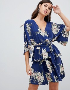 PrettyLittleThing kimono sleeve tiered wrap dress in floral - Темно-синий
