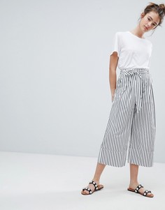 Укороченные брюки в полоску с широкими штанинами Monki - Мульти
