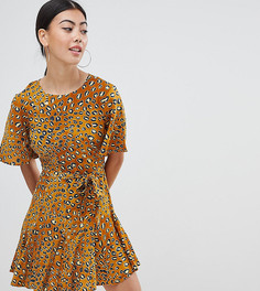 Короткое приталенное платье мини с леопардовым принтом и баской ASOS DESIGN Petite - Мульти