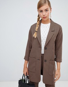 Коричневый удлиненный блейзер в клетку Monki - Коричневый