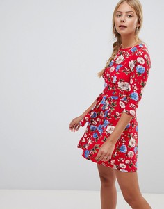 Короткое приталенное платье с рукавами 3/4 и цветочным принтом QED London - Красный