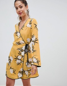 Желтое чайное платье с запахом с цветочным принтом Miss Selfridge - Мульти