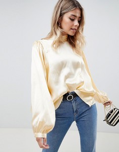 Атласная блузка с высоким воротником и открытой спиной ASOS DESIGN - Кремовый