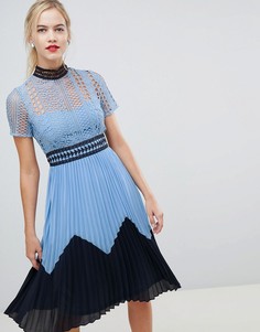 Платье миди с контрастным кружевом и плиссированной юбкой Liquorish - Синий