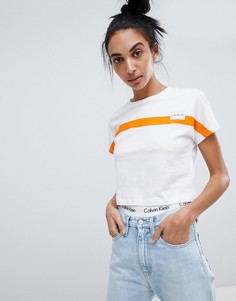 Укороченная футболка с принтом Calvin Klein Jeans - Белый