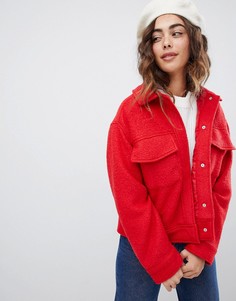 Красная фактурная короткая куртка с большими карманами Monki - Бежевый