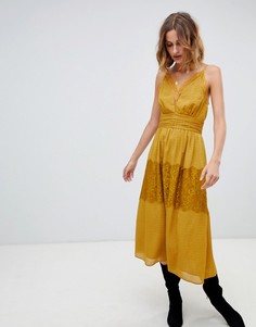 Длинное платье с кружевной отделкой Moon River - Желтый