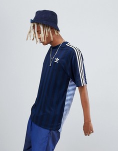 Темно-синяя футболка с принтом на спине adidas Originals DH5058 - Темно-синий