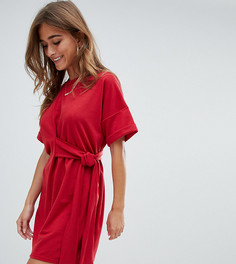 Красное платье-футболка с завязкой на талии Boohoo Petite - Красный