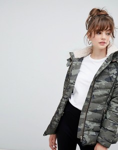 Дутая парка узкого кроя с камуфляжным принтом New Look - Зеленый