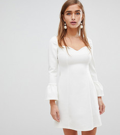 Платье мини с рукавами клеш и вырезом сердечком ASOS DESIGN Petite - Кремовый