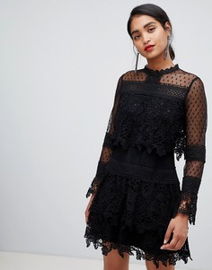 Черное кружевное короткое приталенное платье с прозрачными рукавами Chi Chi London - Черный