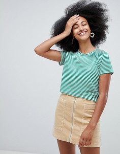 Бело-зеленая укороченная футболка Monki - Зеленый