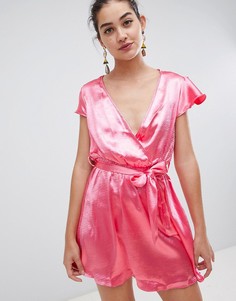 Атласное платье с запахом Glamorous - Розовый
