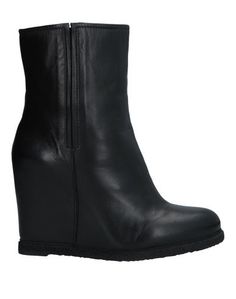 Полусапоги и высокие ботинки Stuart Weitzman