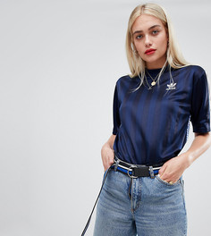 Темно-синяя футболка с тремя полосками и принтом на спине adidas Originals - Темно-синий