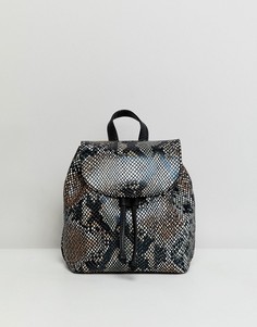 Маленький кожаный рюкзак со змеиным рисунком ASOS DESIGN - Мульти