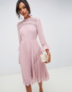 Приталенное платье миди с плиссировкой и кружевной вставкой ASOS DESIGN - Коричневый