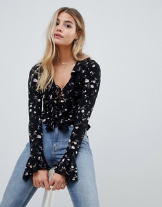 Топ с цветочным принтом, шнуровкой и оборками ASOS DESIGN - Мульти