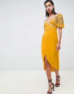 Платье миди горчичного цвета с запахом и отделкой Virgos Lounge julisa - Желтый