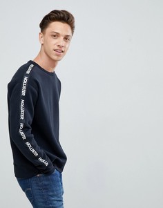 Черный свитшот с круглым вырезом и фирменной лентой на рукавах Hollister - Черный