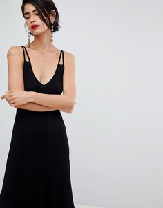 Черное вязаное платье с V-образным вырезом и фигурным краем Stradivarius - Черный