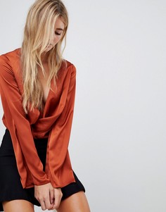 Темно-коричневое атласное боди с глубоким вырезом Missguided - Коричневый