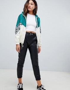 Брюки из искусственной кожи с пуговицами bershka - Черный