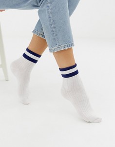 Белые спортивные носки с темно-синими полосками Monki - Белый