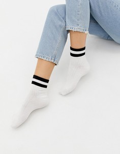 Белые спортивные носки с черными полосками Monki - Белый