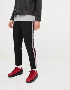 Черные брюки с красными и белыми полосками по бокам Pull&Bear - Черный