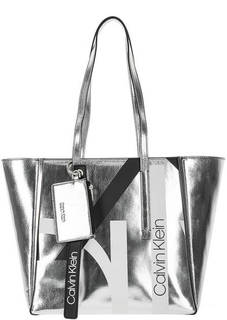 Серебристая сумка в форме трапеции с длинными ручками Calvin Klein Jeans