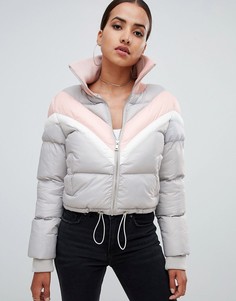 Серая дутая куртка в стиле колор блок PrettyLittleThing - Серый