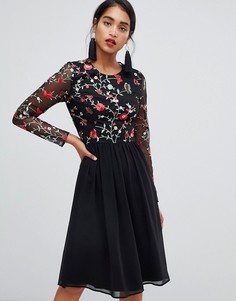 Короткое приталенное платье 2 в 1 с вышивкой и юбкой из шифона Chi Chi London - Мульти