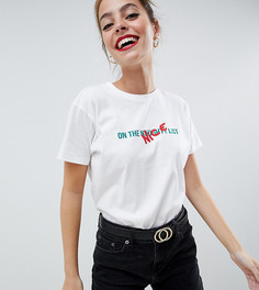 Футболка с надписью naughty list ASOS DESIGN Petite Christmas - Белый