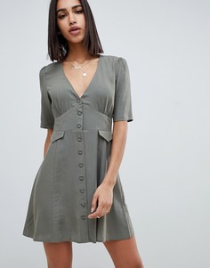 Короткое приталенное платье мини на пуговицах и с карманами ASOS DESIGN - Зеленый
