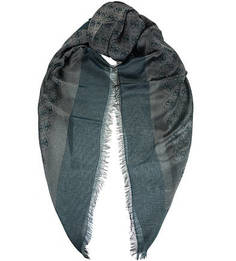 Синий платок с монограммой бренда Guess