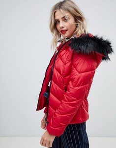 Дутая куртка с искусственным мехом и шевронной стеганой отделкой New Look - Красный