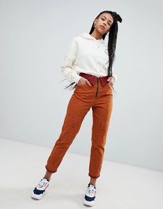 Вощеные брюки со вставками на поясе ASOS DESIGN - Красный
