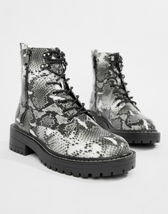 Походные ботинки на плоской подошве со шнуровкой и змеиным принтом New Look - Черный