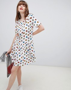 Короткое приталенное платье с принтом сердец Love Moschino - Белый