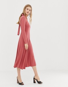 Приталенное платье миди в рубчик с открытой спиной ASOS DESIGN - Розовый