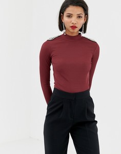 Бордовый топ с высоким воротом и отделкой на плечах River Island - Красный