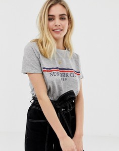 Футболка герлфренд с надписью NYC New Look - Серый