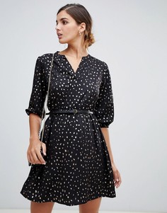 Платье с поясом, блестящим принтом и рукавами 3/4 Yumi - Черный