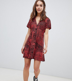 Красное приталенное платье мини на пуговицах со звериным принтом ASOS DESIGN Petite - Мульти