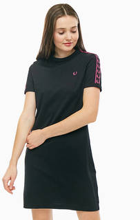 Короткое хлопковое платье с нашивками Fred Perry